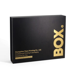 Schwarze, starre Geschenkbox mit Magnetverschluss und Logo-Verzierung aus Goldfolie