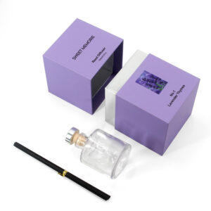 Lila Diffusor mit Schilfrohrstäbchen in einer stabilen Schachtel mit silbermetallicfarbenem Tablett