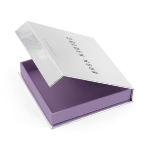 Präsentationsbox für Kissenbezug aus Seide in Silber-Metallic mit Magnetverschluss
