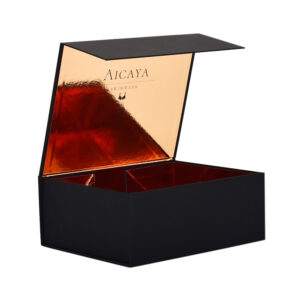 Zusammenklappbare Geschenkbox für Bademode mit kupferfarbenem Metallic-Innenfutter